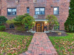 52 Brompton Road #52, Great Neck, NY 11021