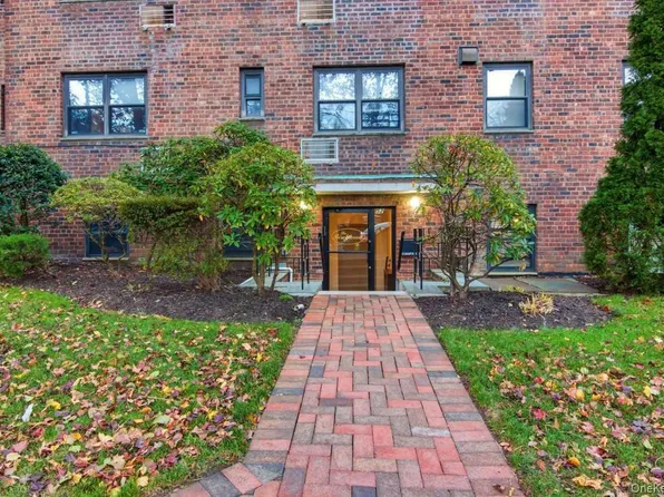 52 Brompton Road #52, Great Neck, NY 11021