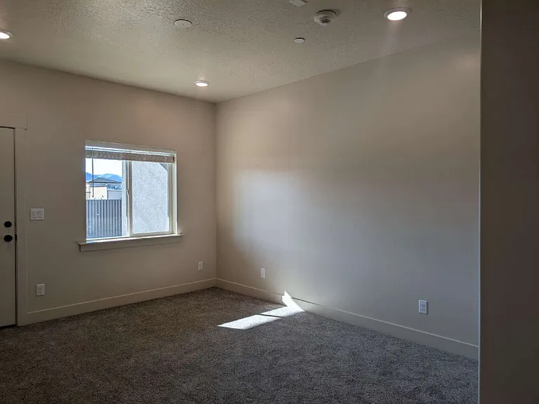 150 E 700 N #7 — Photo 18