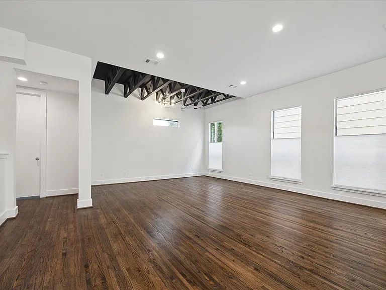 1105 W 21st St #B — Photo 5