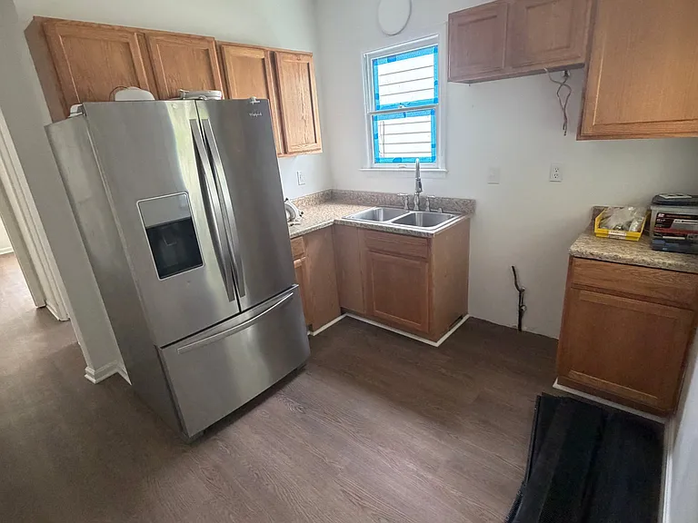 3229 Kirby Ave — Photo 3