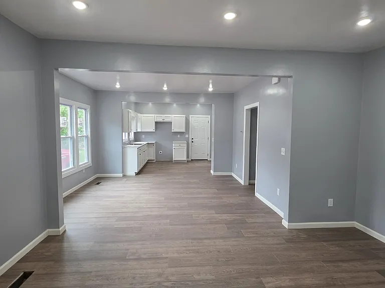1201 N Summit St — Photo 3