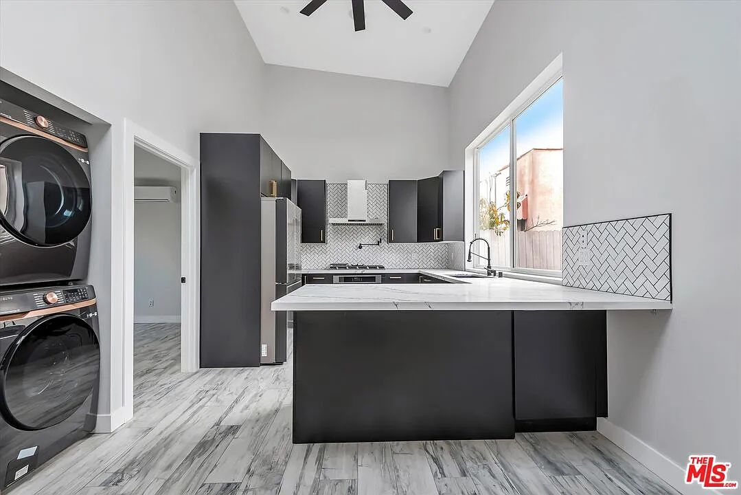 2 bed, 1.0 bath, 1120 sqft, $4,300 — Photo 2