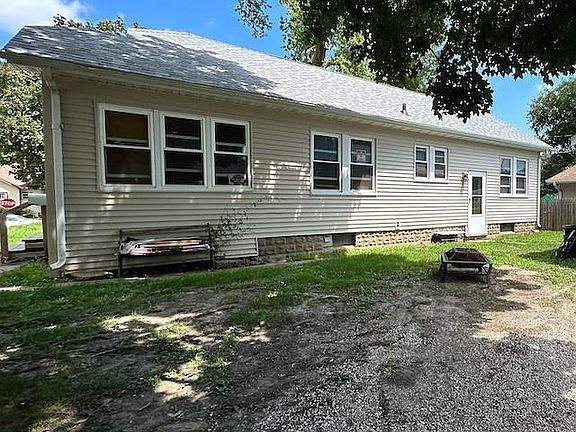 3rd image of 2027 Davie St
