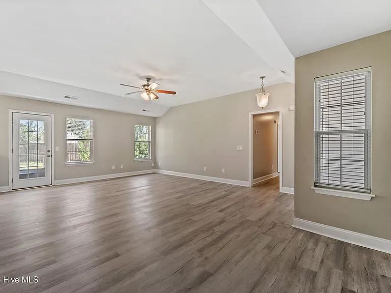 3200 Paramount Way — Photo 4
