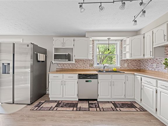 5th image of 59 Long Wood Dr