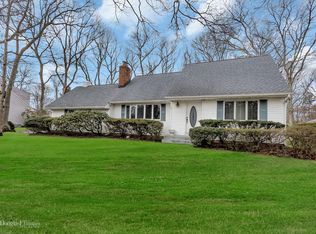 29 Woodhollow Rd, Great River, NY 11739