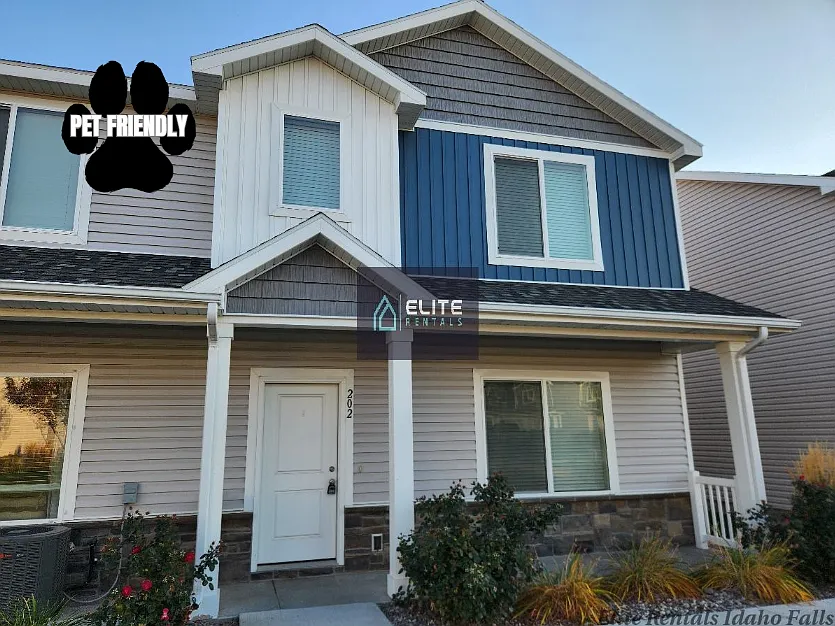 CUTE Town Home off 1st St. — Photo 1