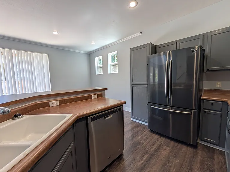 5220 Wales Dr — Photo 5