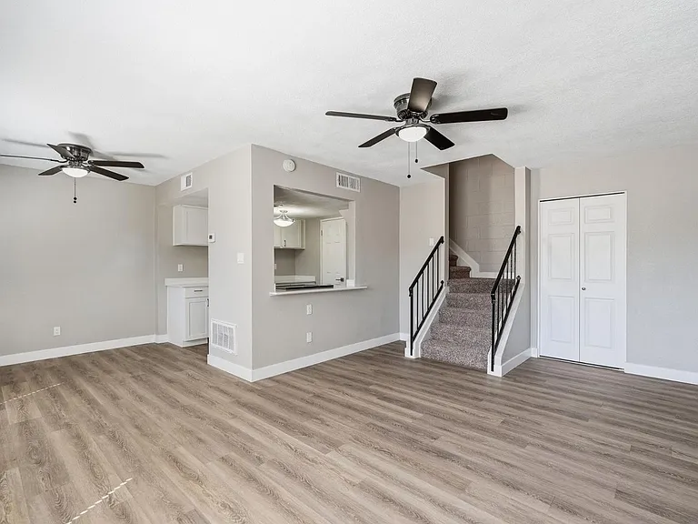 8053 N 32nd Dr — Photo 10