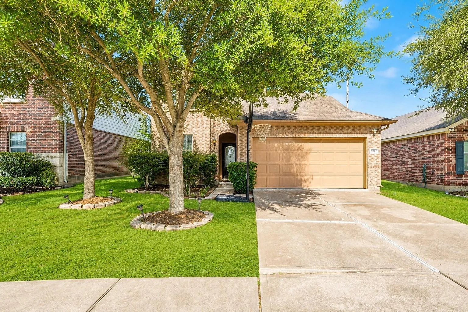4 bed, 2.5 bath, 2416 sqft, $2,345 — Photo 3