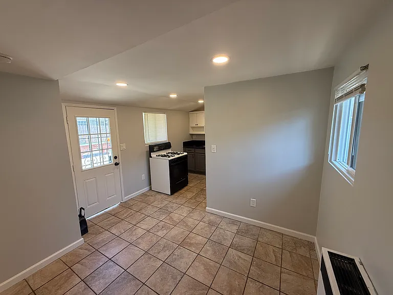 1050 Saint Louis Ave #1 — Photo 2