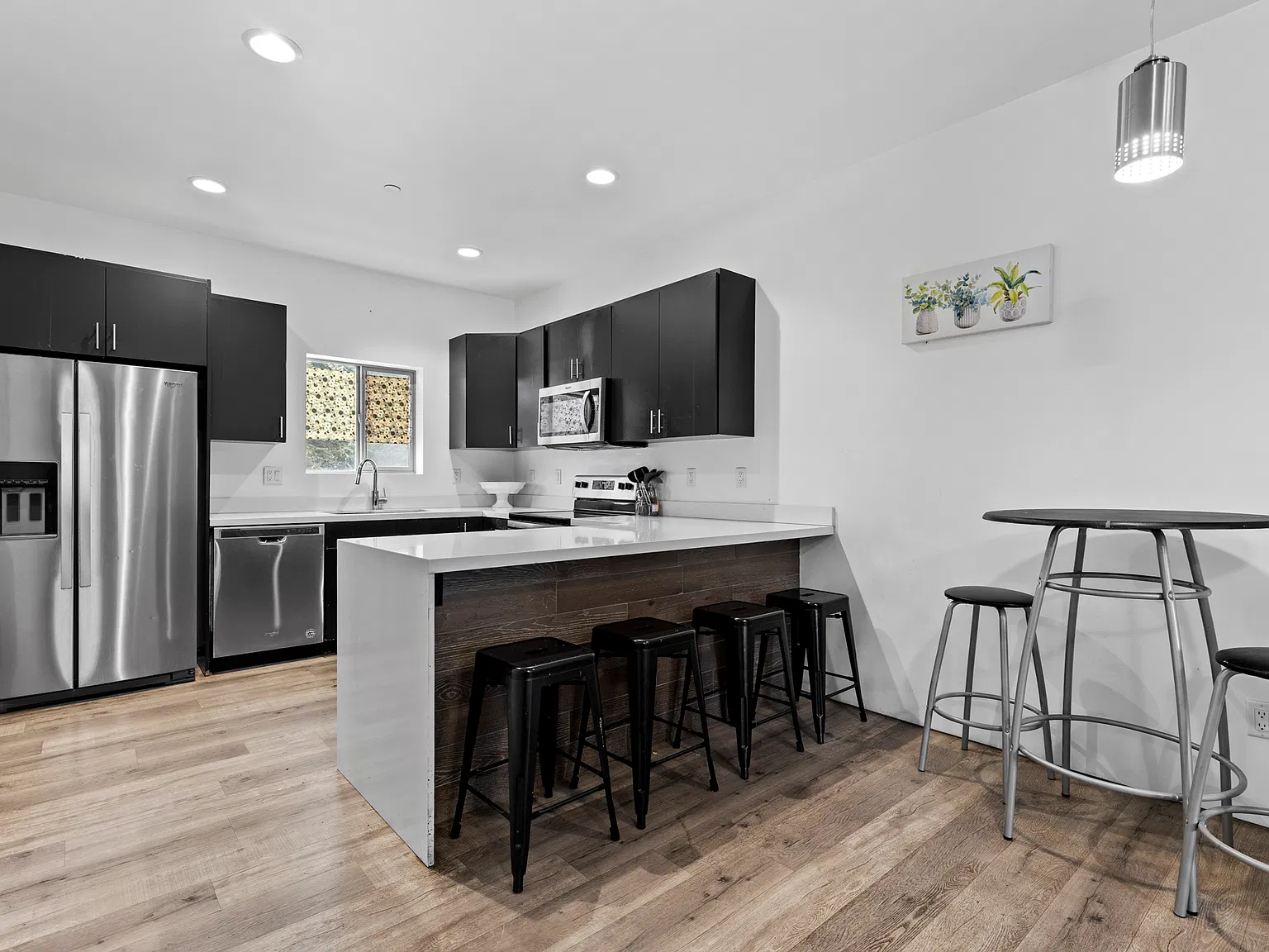2 bed, 903 sqft, $2,200 — Photo 2