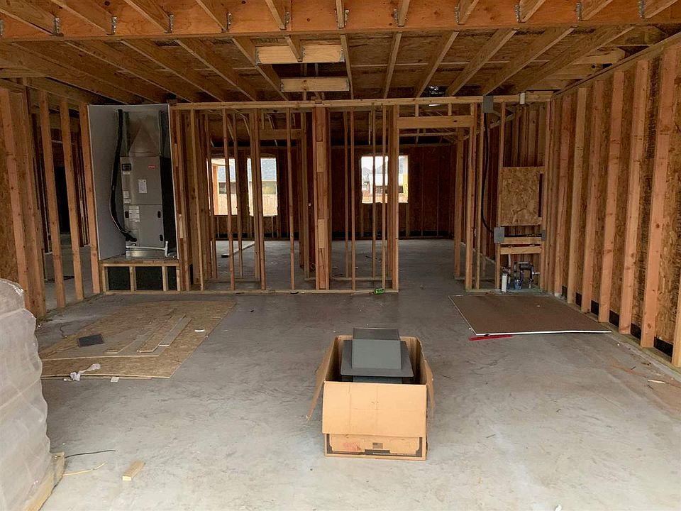 2nd image of 207 NW Sandstone Ave