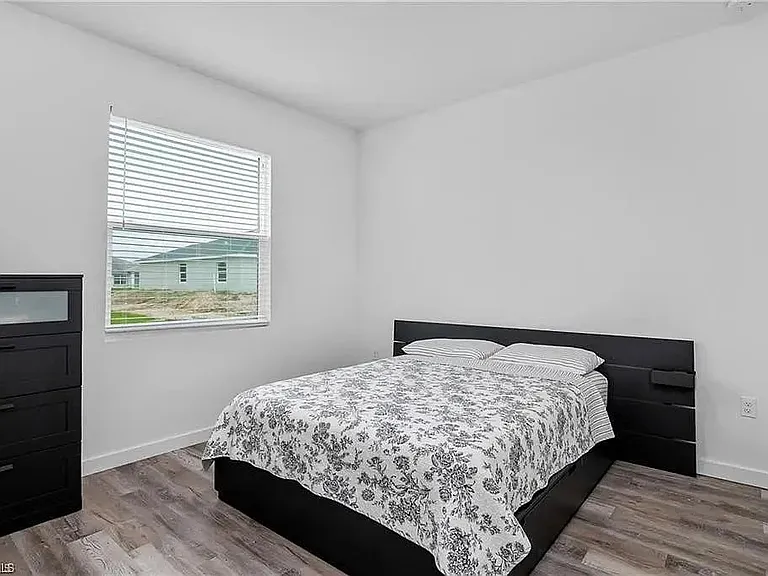 313 Ivan Ave S — Photo 4