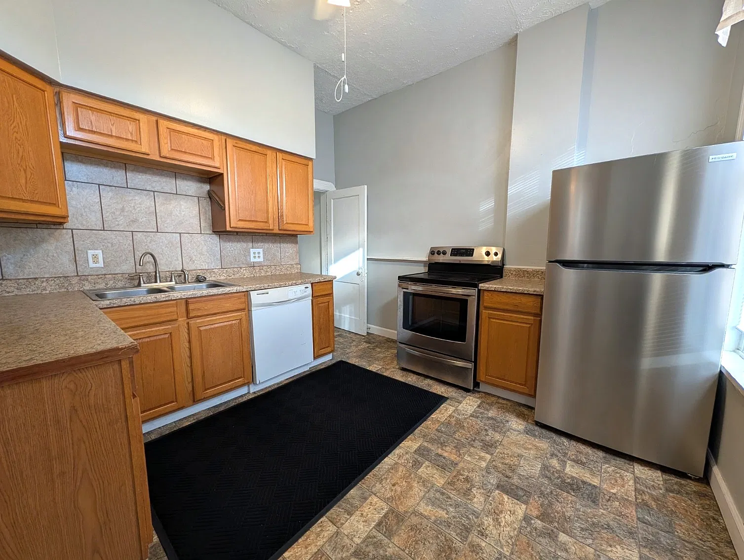 3 bed, 1575 sqft, $1,895 — Photo 3