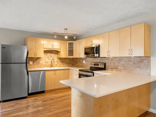 1525 Hillside Ave #207, Victoria, BC V8T 2C1
