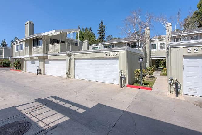 1st image of 22119 Burbank Blvd Unit 3