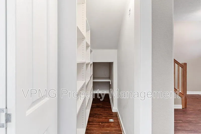 3 bed, 2.5 bath, 1593 sqft, $2,395 — Photo 4