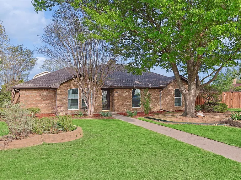 3322 Darby Ln — Photo 6