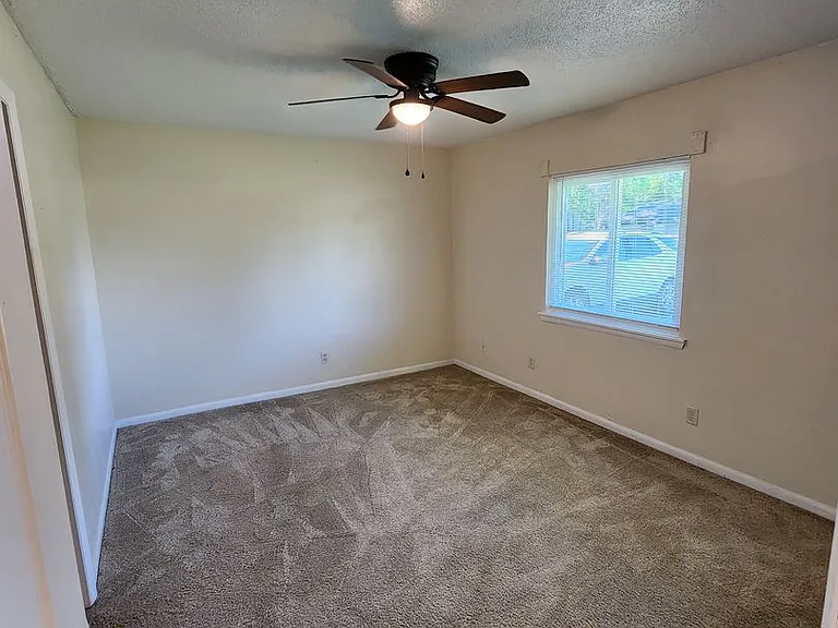 802 Margret Ln — Photo 9