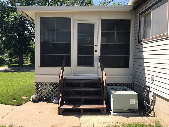 5th image of 2550 S Cypress St
