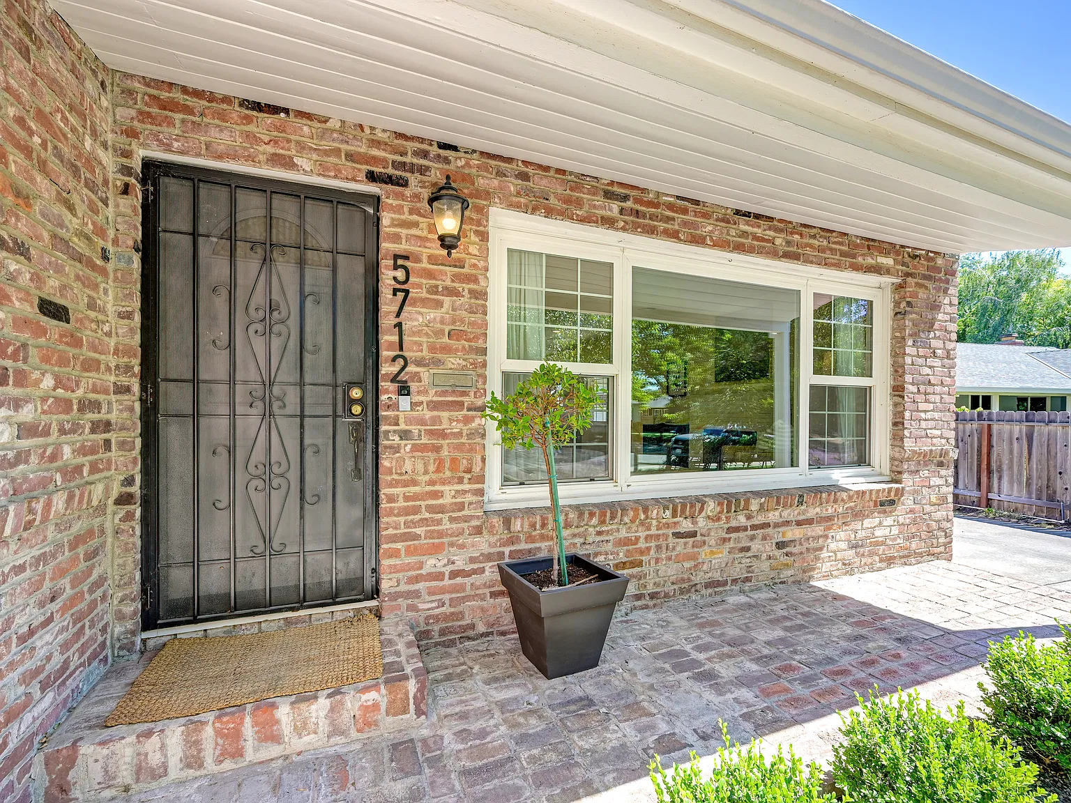 4 bed, 2085 sqft, $4,400 — Photo 3