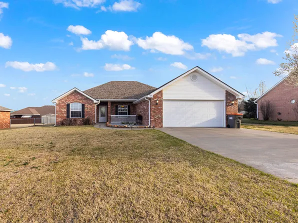801 E 9th St, Grove, OK 74344