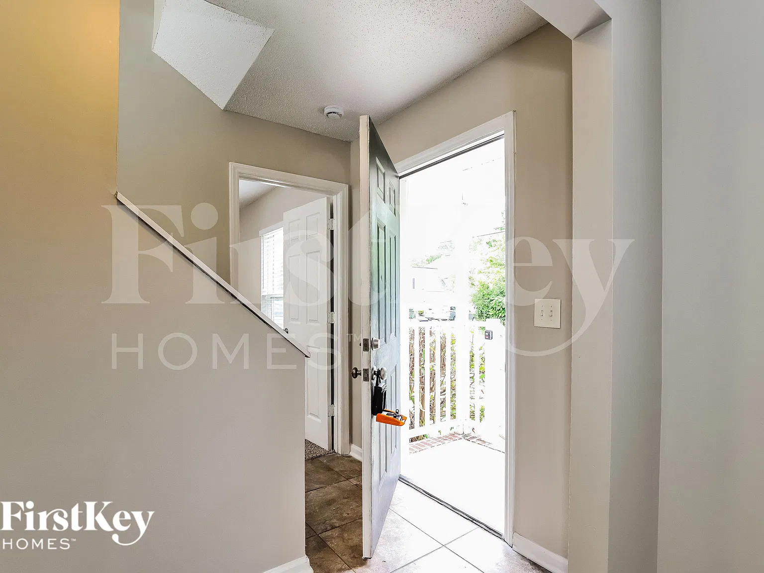 4 bed, 2.0 bath, 1392 sqft, $2,160 — Photo 3