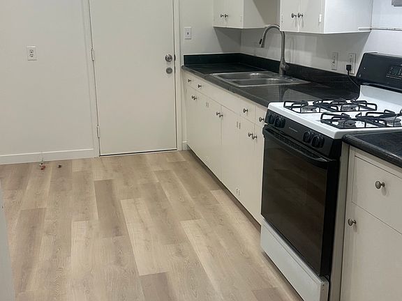 5th image of 878 Thomas Ave