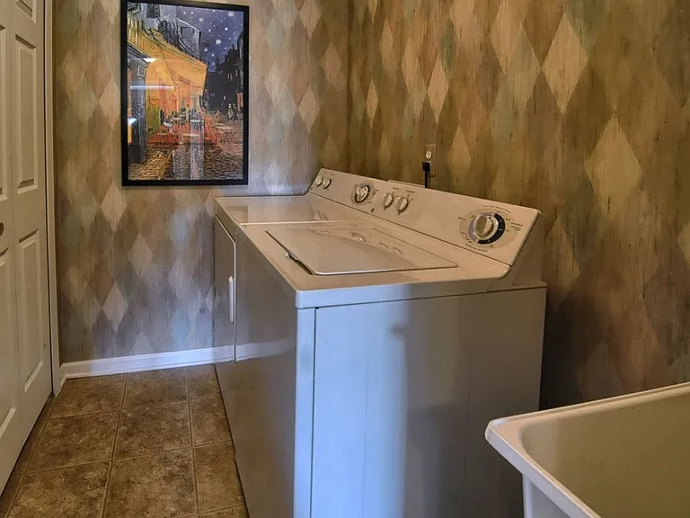 Ashford Apartments — Photo 42