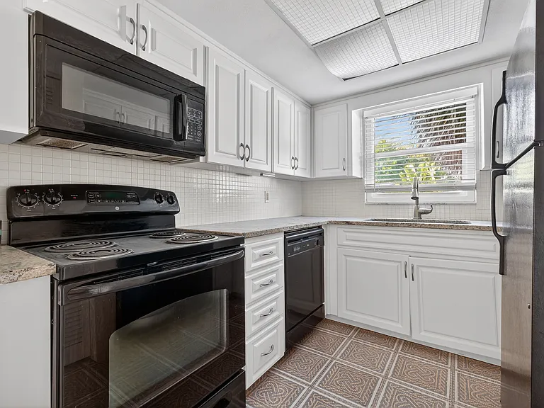 535 12th Ave NE #3 — Photo 3