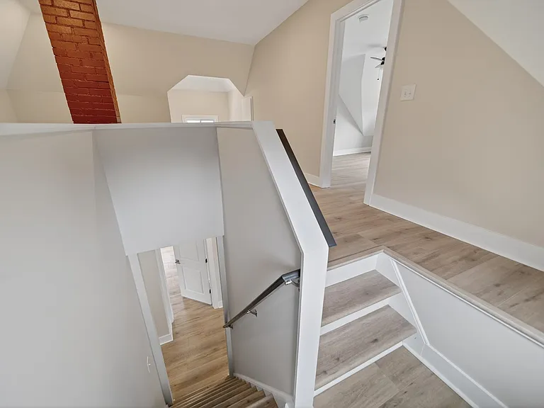 729 W 9th St — Photo 18