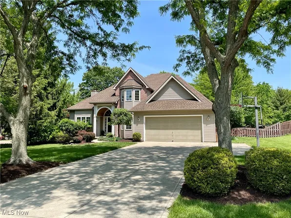 9923 Royal Valley Dr, North Royalton, OH 44133