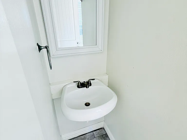 814 W College St — Photo 11