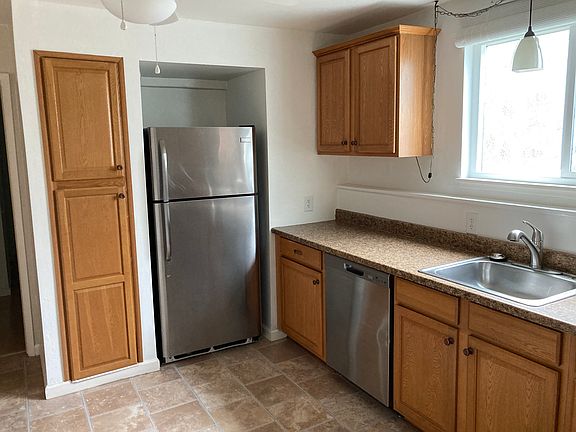 Spacious kitchen w/stovetop oven, dishwasher, fridge and room for portable island
