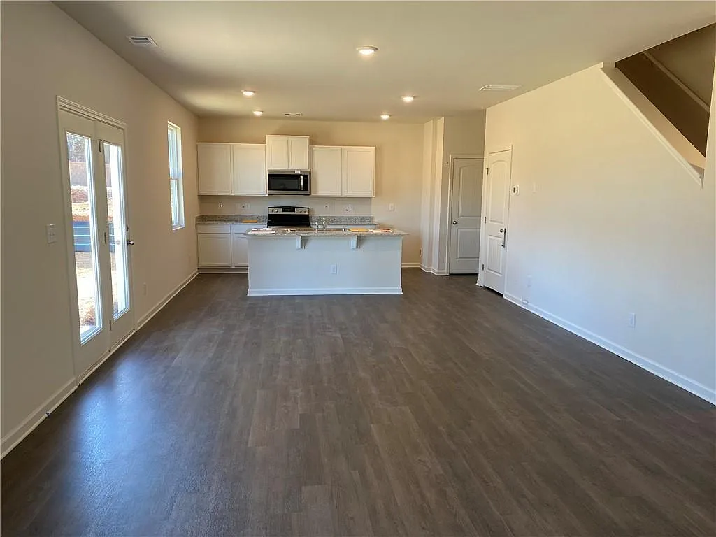 4 bed, 2.5 bath, 2176 sqft, $1,980 — Photo 2