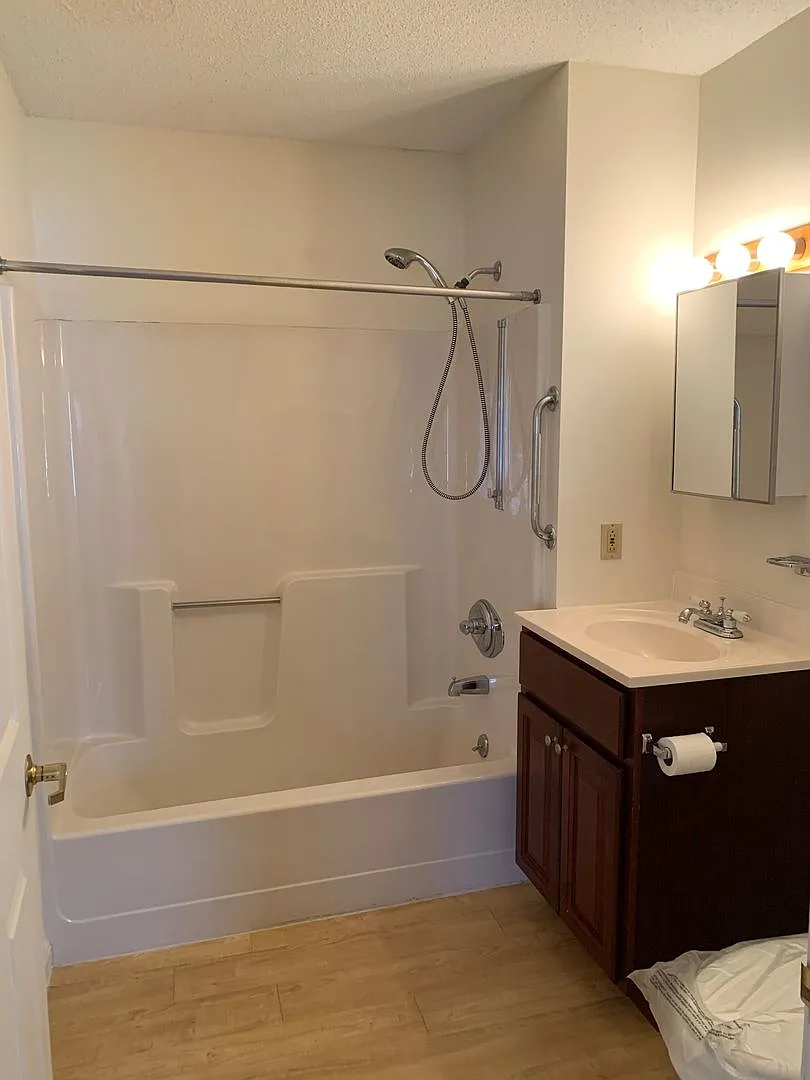 Briston Manor West — Photo 4