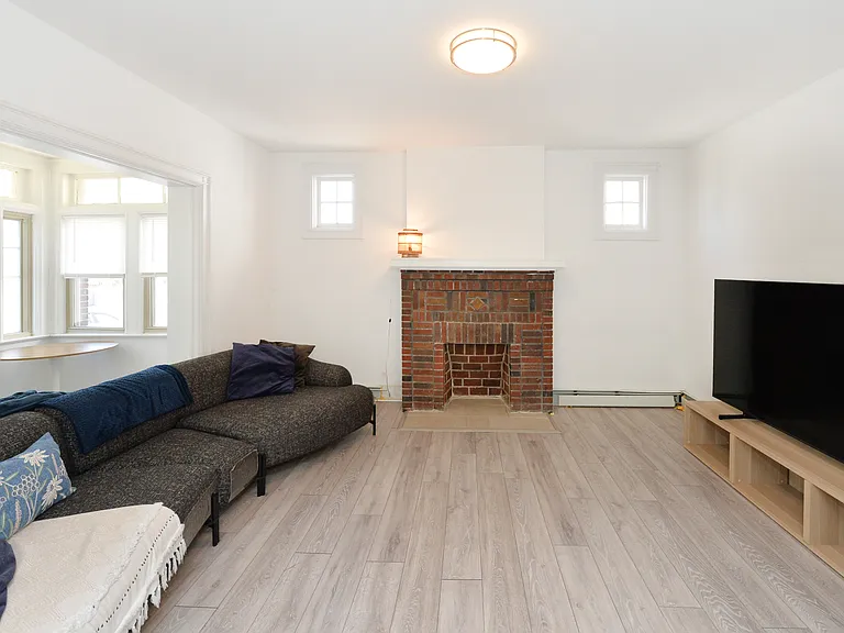 6 Glen St #1 — Photo 1