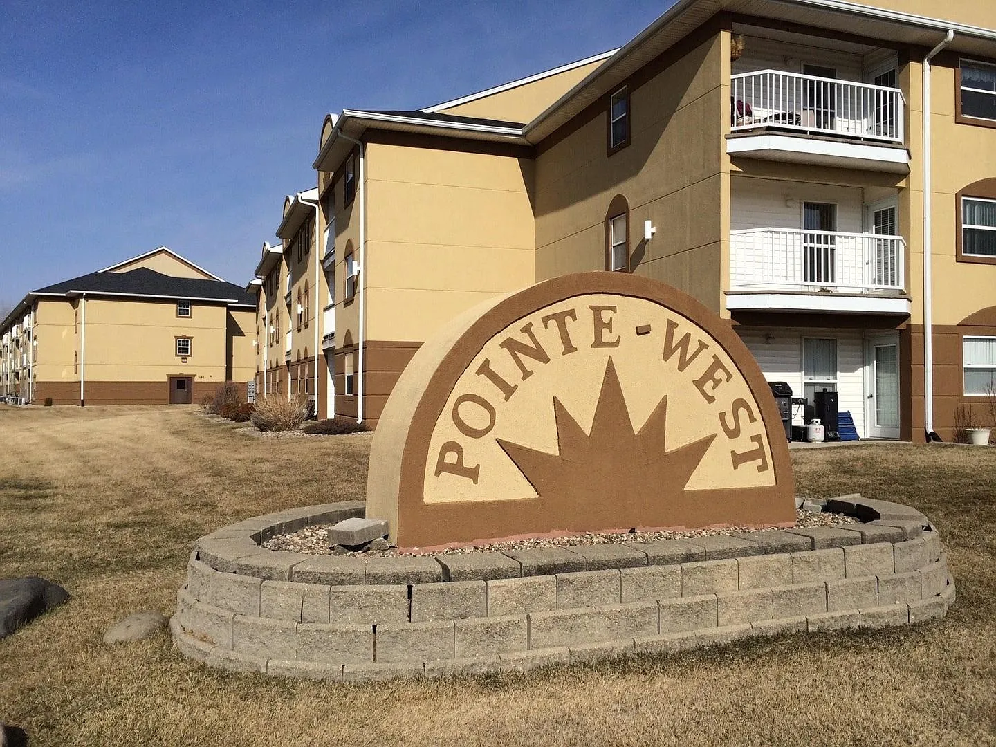 Pointe West Apartments — Photo 1