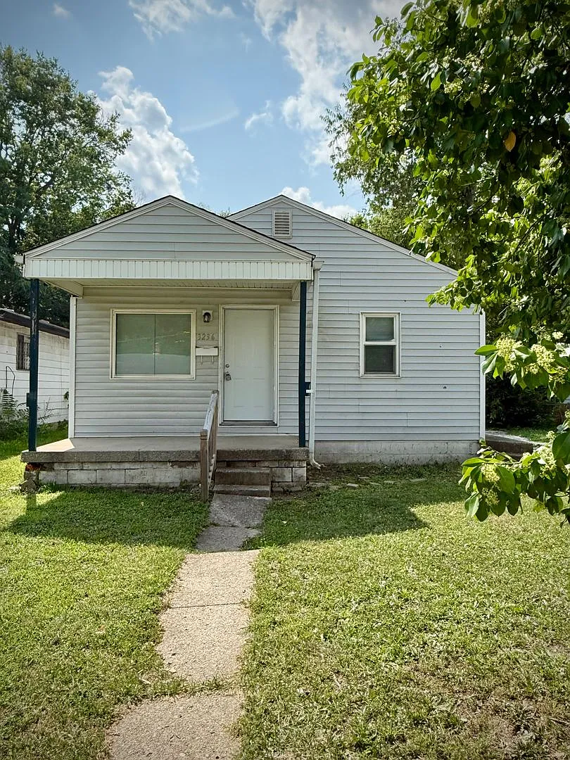 Spacious 3 Bedroom, 1 Bath Home with Basement & Large Backyard — Photo 2