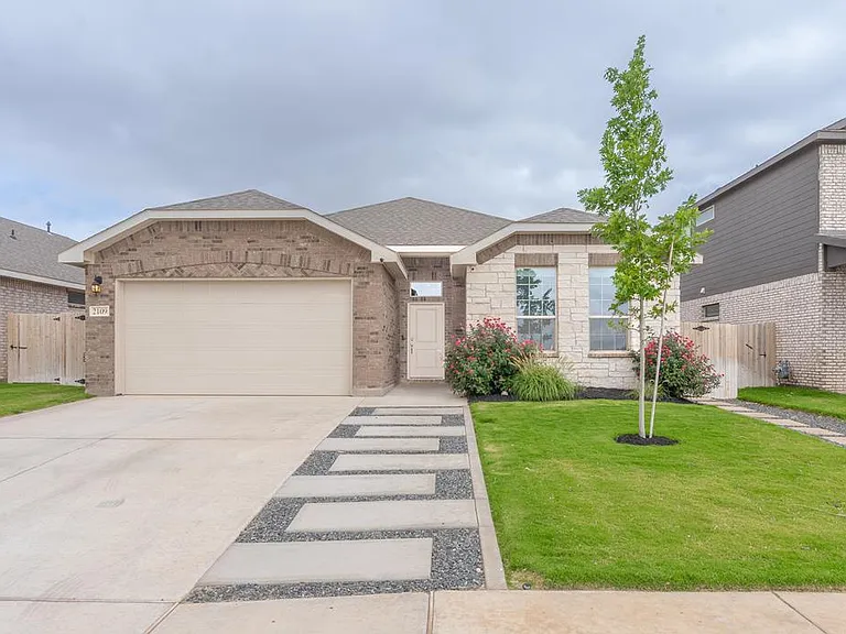 2109 Northern Ln — Photo 1