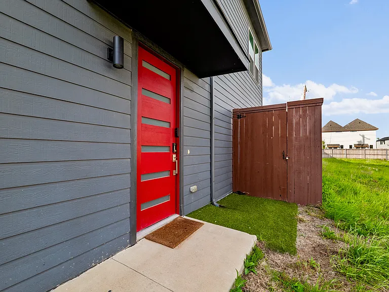 2406 Merlin St — Photo 2