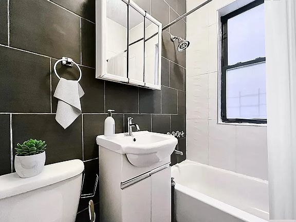 3rd image of 153 Edgecombe Ave APT D3