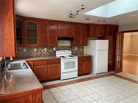 4th image of 1106 Stonewall Ave