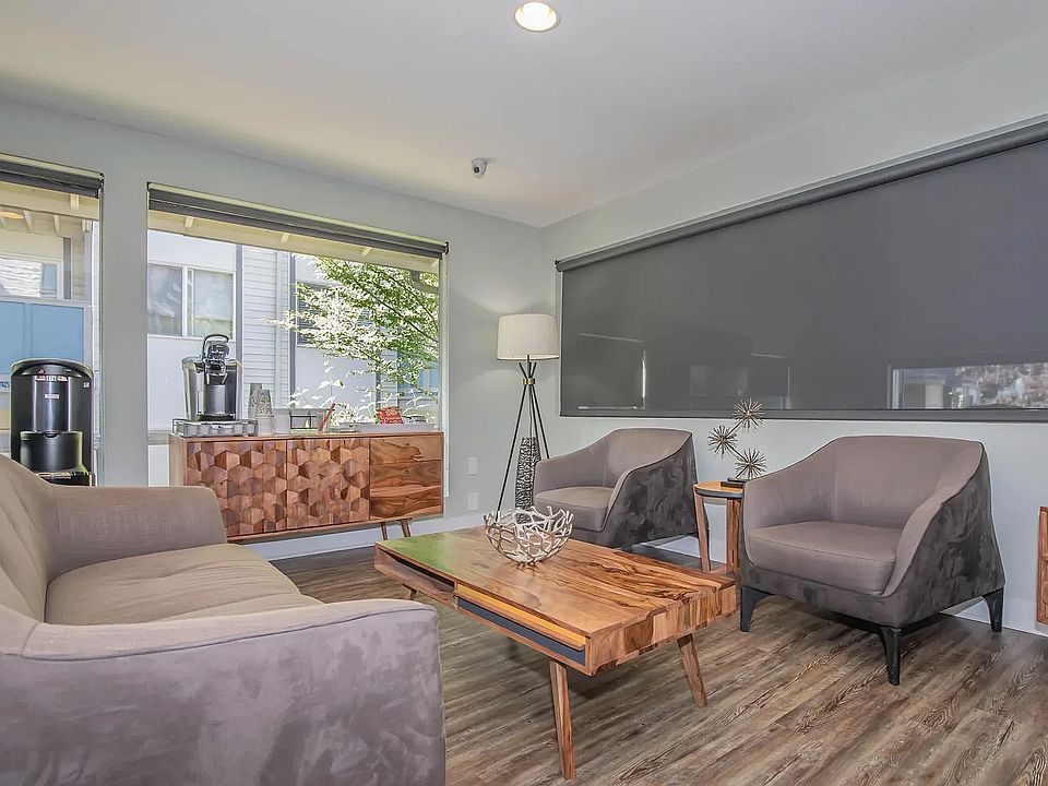 Relax in the chic and inviting community sitting area at Foster Creek.