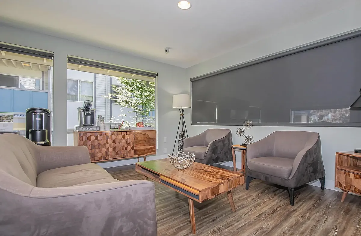 Relax in the chic and inviting community sitting area at Foster Creek. - Foster Creek