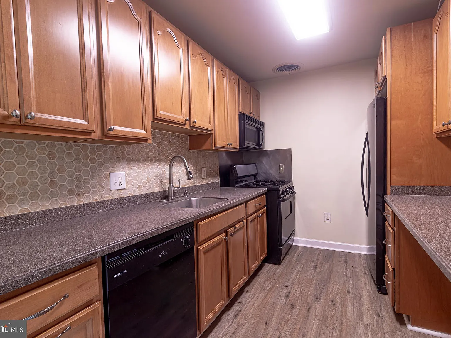 2 bed, 937 sqft, $1,675 — Photo 2