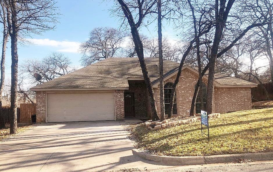 1st image of 704 Oak Park Dr