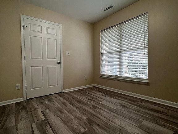 1st Floor guest bedroom